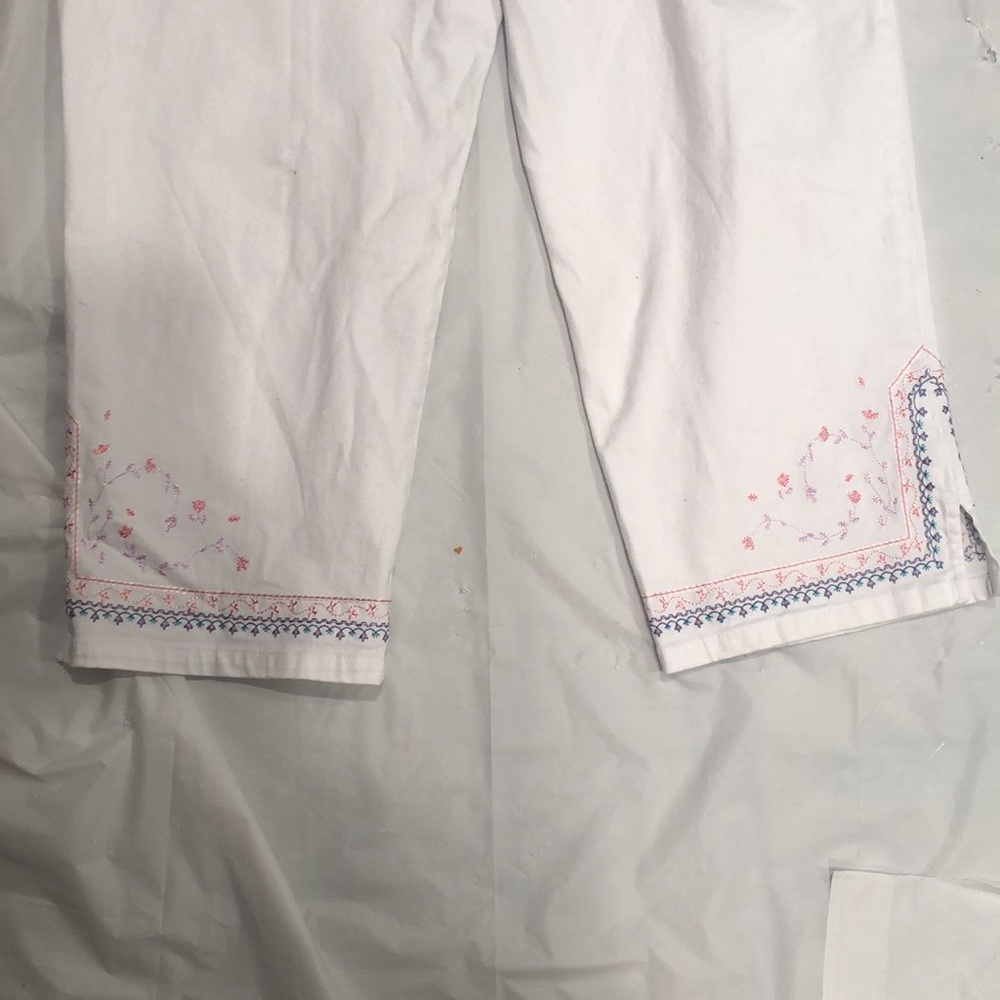 Denim & Co capris in white. With embroidery detail and a cotton blend size large - Picture 8 of 16